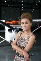 组图：吴晓敏炫酷写真曝光 朋克皮衣帅气女人