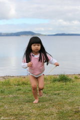 组图：姐姐粉衣开心荡秋千 新西兰湖畔秀光腿