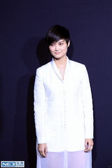 组图：有突破！李宇春透视白纱裙亮相气场足