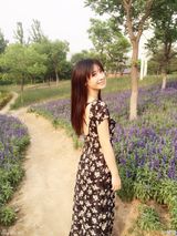 组图：柳岩出游晒甜美自拍 露背长裙妩媚