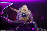 组图：Gaga圣地亚哥开唱 现场换装变白发魔女