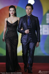 组图：陈紫函蕾丝吊装礼服胸前泄春光