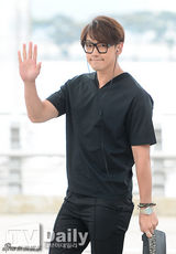 组图：Rain休闲黑衣亮相机场 抿嘴招手有点萌