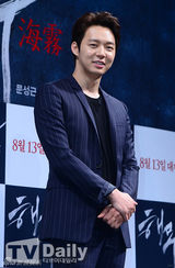 组图：朴有天宣传新片心情超好笑不停