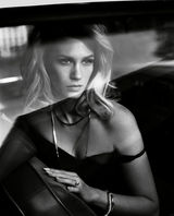 组图：詹纽瑞-琼斯黑丝诱惑 双腿滑嫩修长