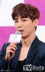 组图：刘仁娜出席发布会 高腰短裙秀美腿