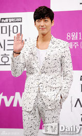 组图：刘仁娜出席发布会 高腰短裙秀美腿