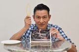 组图：刘德华庆生吃蛋糕卖萌 许愿一直帅下去