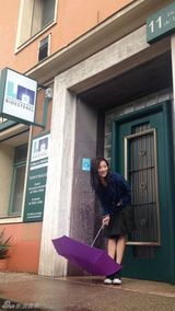 组图：菅韧姿戛纳街拍 清新演绎雨中浪漫