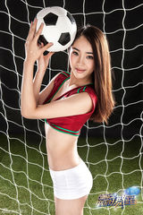 组图：好舞蹈学员变身足球宝贝 拍写真性感撩人