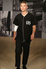 组图：裘德-洛17岁儿子当模特 帅气走秀似父亲