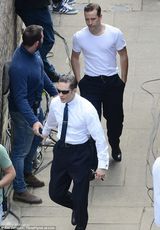 组图：《传奇》汤姆哈迪饰双胞胎 帅气替身乱真