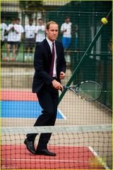 组图：凯特王妃被曝怀二胎 威廉独自出行展身手