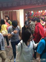 组图：隆诗牵手游丽江 吴奇隆贴心为女友夹菜