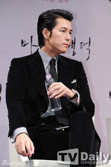 组图：郑雨盛忙不停 黑西装出席新片发布会