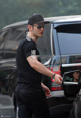 独家：黄晓明肱二头肌发达 大妈路过不敢直视