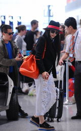 组图：范冰冰潮装名包星味足 破洞牛仔裤抢镜