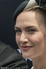 组图：温丝莱特与老公看赛马 满脸皱纹显苍老