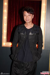 组图：李克勤出席TVB颁奖礼 张慧仪领衔M club