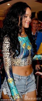 组图：蕾哈娜深夜赴海边派对 豹纹三角泳裤吸睛