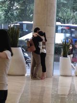 组图：奶茶妹妹刘强东酒店紧拥 情话绵绵说不尽