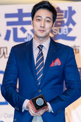 独家：苏志燮西装现身发布会 儒雅成熟帅大叔