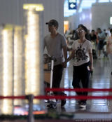 组图：周迅与老公现身 两人十指紧扣寸步不离