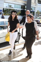 组图：章子怡戛纳现身机场 草编帽黑T恤休闲