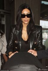 组图：卡戴珊十二箱行李现身机场 慈母显疲惫