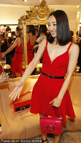 组图：白百合一改小妞本色 红裙低胸装秀性感