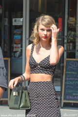 组图：泰勒露脐胸衣性感出街 长裙开衩秀腿