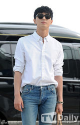朴瑞俊[1\/18]组图:韩星朴瑞俊穿白衬衣牛仔裤变