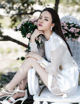 组图：刘小小曝夏日写真 白裙美腿演绎花儿与少女