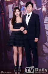 组图：《巡夜人》丁一宇郑允浩西服亮相显英气