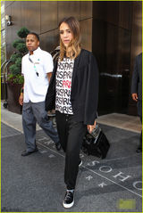 组图：杰西卡-阿尔芭露小蛮腰现身心情好