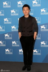 组图：《亲爱的》媒体见面 赵薇郝蕾献吻陈可辛