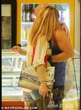 组图：芭儿-莱法利比基尼出海 与光头男友激吻