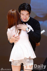 组图：《举报者》柳演锡暖男风度 亲切拥抱粉丝