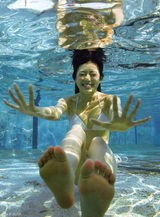 组图：NMB48成员泳池边湿身 玩制服诱惑露底裤