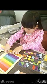 组图：王诗龄纽约登T台 小公主不改吃货本色