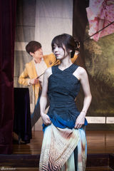 独家：张娜拉亮相秀美背 挽手张赫情意浓