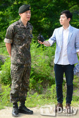 组图：韩星金武烈退伍 曾休长病假惹争议