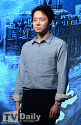 组图：长腿花美男李钟硕出席活动显羞涩