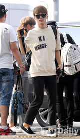 组图：EXO赴长沙开唱 干练休闲风帅气难挡