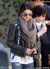 组图：赛琳娜与63岁大叔谈笑风生 痛甩比伯阴影