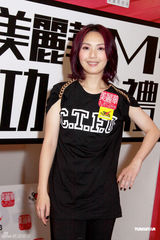 组图：杨千嬅黑衣亮相酷劲十足 谈婚礼难掩幸福之情