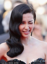 组图：李冰冰戛纳走秀长裙曳地露酥胸