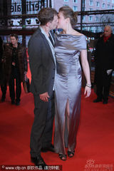 幻灯图集：电影《强盗》首映 男女主演拥吻爱意浓浓