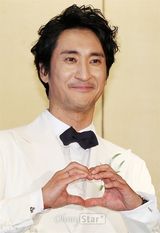 组图：申贤俊娶小12岁娇妻 玄彬张东健到场祝贺