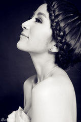 组图：刘庭羽黑白写真 裸露香肩尽显妩媚柔情